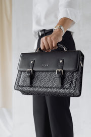 Vì sao túi messenger đang trở lại xu hướng thời trang 2025?