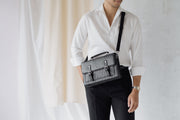 Túi đeo chéo dáng ngang phong cách trẻ trung, phù hợp với xu hướng thời trang hiện đại.